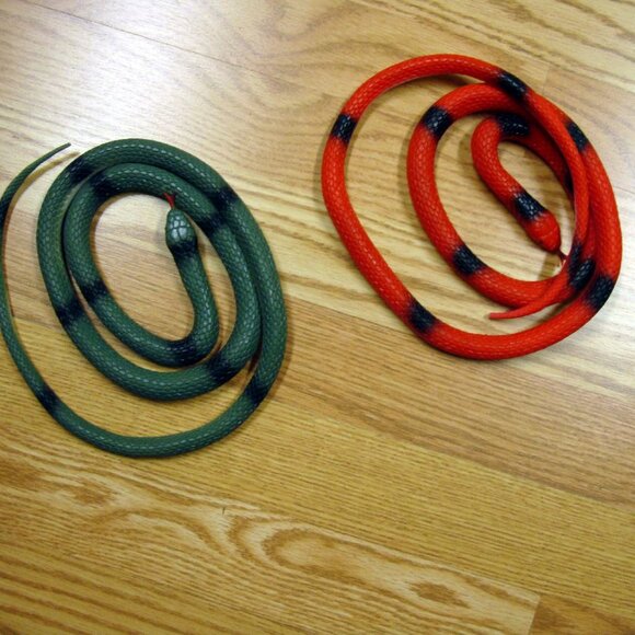 2 New Rubber Snakes - Picture 1 of 1